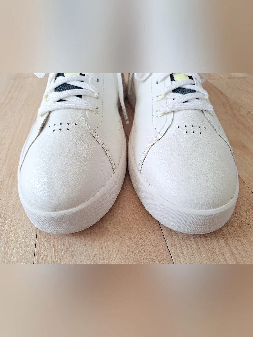 Mens 11 - On THE ROGER Advantage Ivory Evergreen Sneaker